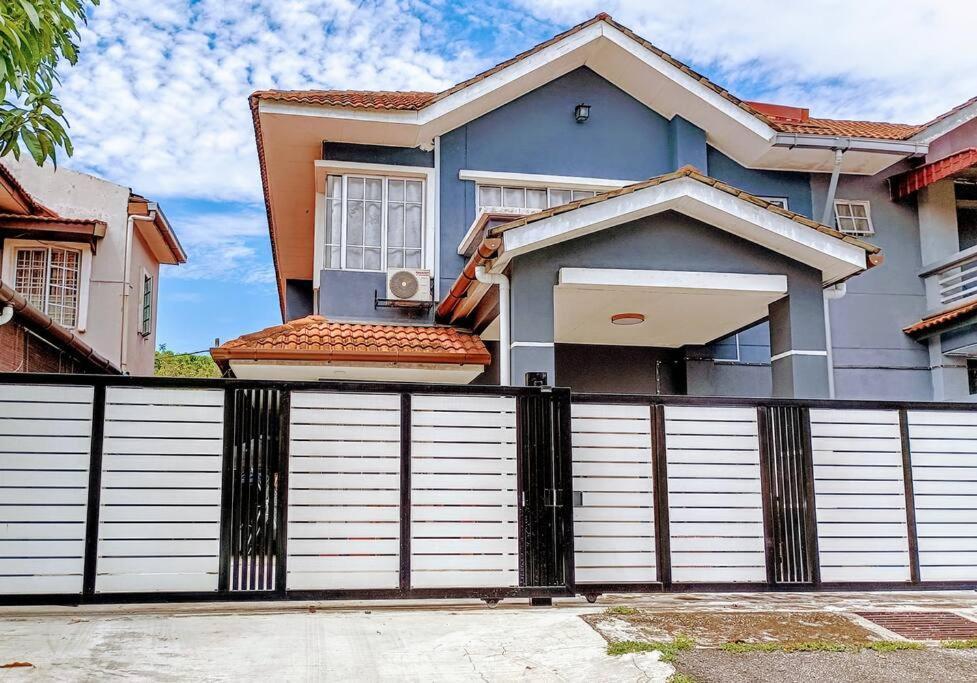 Tenang Retreat Holiday Home 3Bedroom 3Bath 2Parking Каджанг Экстерьер фото